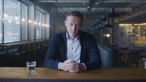 'Navalny' review: Documentary moves like a crackerjack thriller. - Los ...