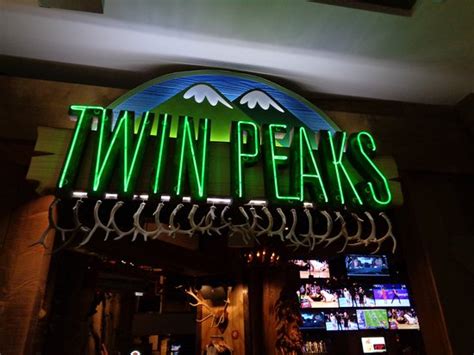 Twin Peaks Restaurant Logo