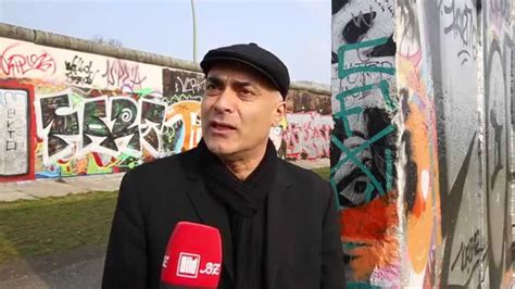 Kani Alavi an der East-Side-Gallery - YouTube