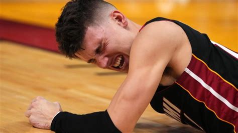 Tyler Herro Leaves Heat-Warriors Game Early Tuesday Night With Eye Injury | Yardbarker