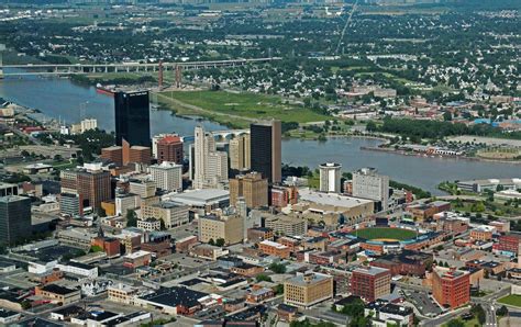 The smaller sized 'Glass City', Toledo, Ohio at the mouth of the Maumee ...