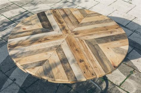 Round Top Table Made of Pallets – DIY | Wood patio table, Diy table top, Diy patio table