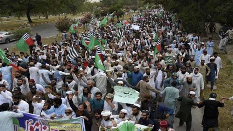 Pakistan: Thousands of tribesmen protest against rising terrorism in ...