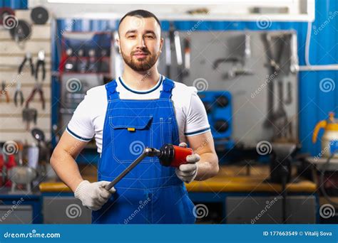 A young man auto mechanic stock image. Image of station - 177663549