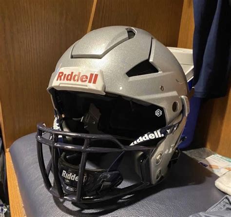 Looks like the new Riddell Axiom has hit the field. : r/FootballHelmets