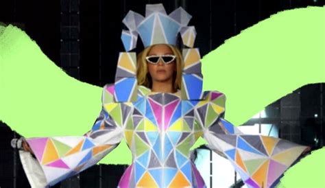 Beyoncé Donned A Hi-Tech Dress That Changes Colour For Her Tour. A True Renaissance Queen!