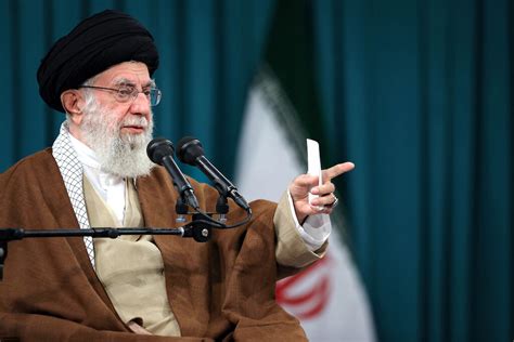 Khamenei.ir - Leader met with academic elites and outstanding ...