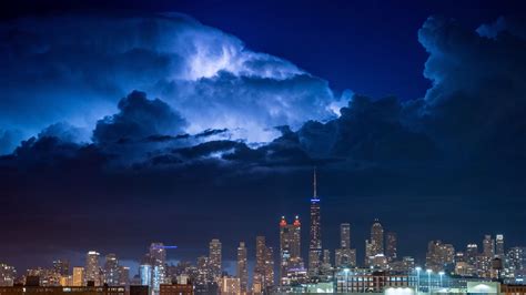 Check out this storm cell that passed behind Chicago around 10pm moving ...