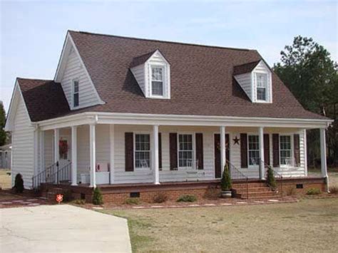 white houses with brown roofs - lamodepomme