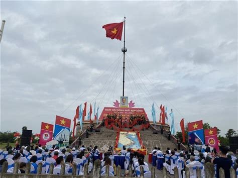 Quang Tri: Flag-raising ceremony held to mark Reunification Day - VNA Photos - Vietnam News ...