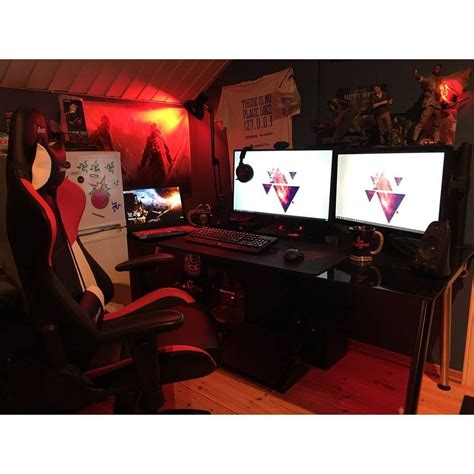 A clean red an black setup. This photo looks particularly nice, and so ...