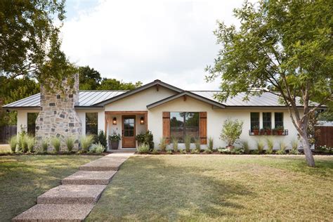 Real Life Rooms: A Reimagined Ranch Exterior with Added Curb Appeal | Remodelaholic