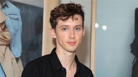 Troye Sivan Vogue 73 Questions Video Is Pretty Revealing | StyleCaster