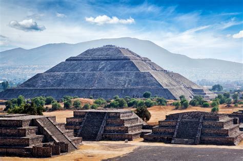 INNOVACIONES MATEMÁTICAS EN ARQUITECTURA: LAS PIRÁMIDES DE TEOTIHUACAN Y LA ISLA DE TENOCHTITLÁN