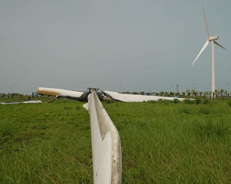 Wind turbine suffers catastrophic failure; no one is irradiated | Grist