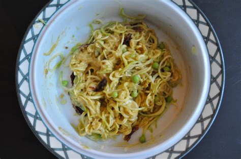 VIX ☾☽ - Low fat raw vegan spaghetti ‘carbonara’ for dinner...