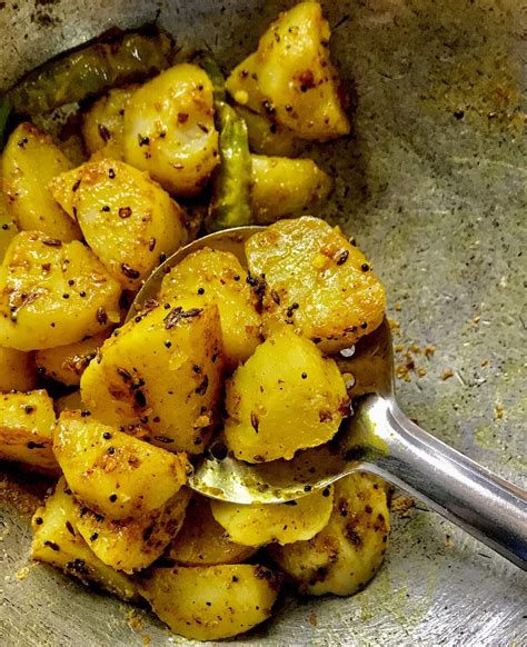 dry potato sabzi without onion and garlic in punjabi - shellyfoodspot