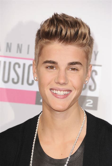 Justin Bieber smiled at the American Music Awards. | Justin Bieber Brings a Date to the AMAs ...