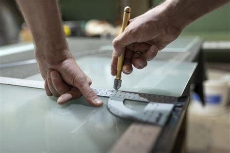 How to Cut Plexiglass? What is the Best Plexiglass Cutter?