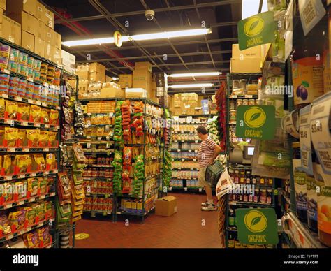 Intérieur de l'épicerie à Midtown Manhattan, New York Photo Stock - Alamy