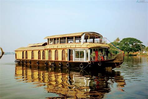 Kumarakom- Houseboat Cruise in Backwaters | Honeymoon Packages Kerala