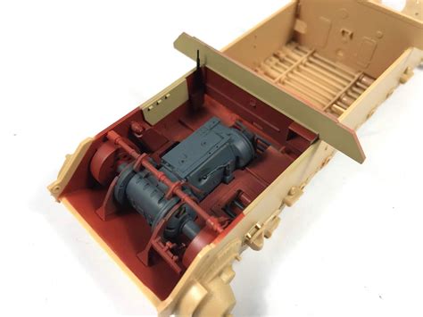 BATTLEMODELS: Meng Bergepanther Interior Painting