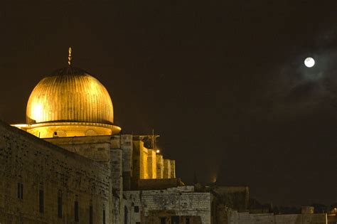 Al Aqsa by Night – Masjid al Aqsa