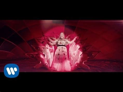 NEW VIDEO: Kelly Clarkson – Love So Soft | Long Live Music