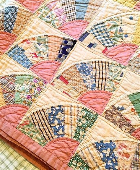 This looks like a vintage quilt, but there's no link, so who knows. It's lovely though ...