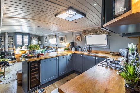 Houseboat Interior Design - DecorBuddi