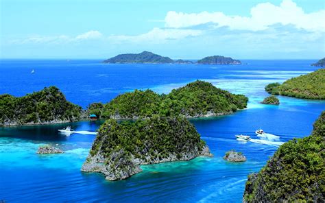 Raja Ampat Islands: An Idyllic Tropical Paradise • PurelyThemes