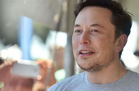 Elon Musk: Tesla-Chef raucht Gras vor laufender Kamera - Panorama ...