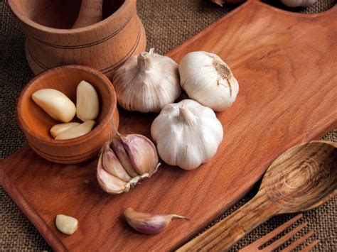 20 Amazing Benefits of Drinking Garlic Juice | Organic Facts