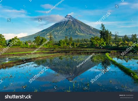 1,304 Philippines Mayon Volcano Images, Stock Photos, 3D objects ...