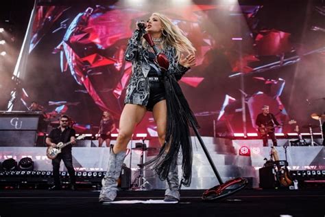 CARRIE UNDERWOOD ROCKS THE STAGE WITH ELECTRIFYING STADIUM PERFORMANCE ...