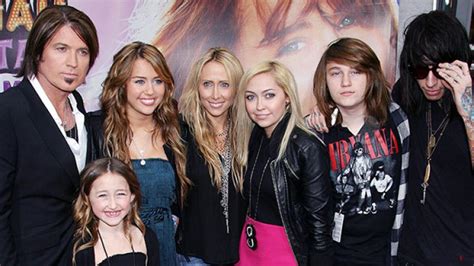 Miley Cyrus’ Five Siblings: Who Are They? – Hollywood Life