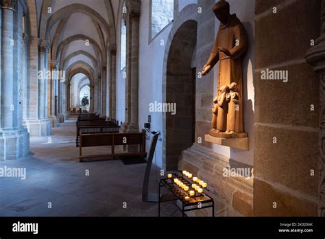 22 September 2022, Lower Saxony, Osnabrück: View of sacrificial candles in Osnabrück Cathedral ...