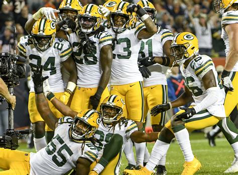 Packers' new-look defense carries offense in opening win | AP News