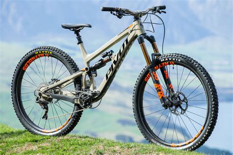 Éclairage - Nouveauté - Pivot dévoile son enduro Firebird 29 pouces