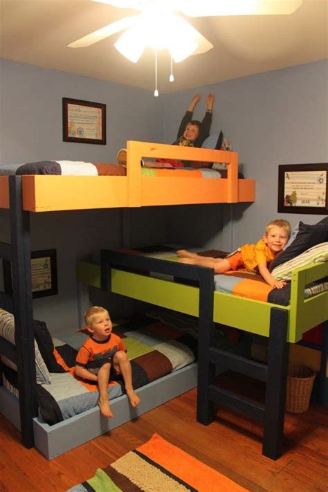 10 kreatívnych nápadov na trojposchodové postele pre deti | Kid beds, Boys bedrooms, Kids bunk beds