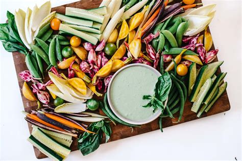 PESTO YOGURT DIP & THE ULTIMATE VEGGIE PLATTER. | Kale & Caramel