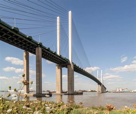 Drivers on QE2 Bridge at Dartford warned of high winds