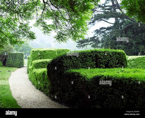 English garden borders hi-res stock photography and images - Alamy