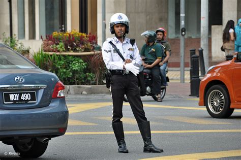 Polis Diraja Malaysia | ... another officer joined in ... (2… | Flickr