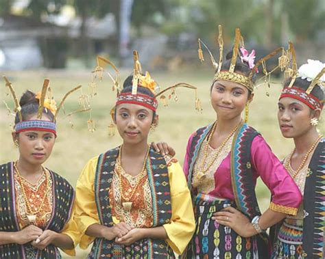 4+ Pakaian Adat Maluku Utara : Nama, Gambar dan Penjelasan