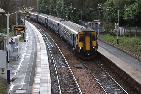 Train at Thornliebank Station © Richard Sutcliffe cc-by-sa/2.0 :: Geograph Britain and Ireland