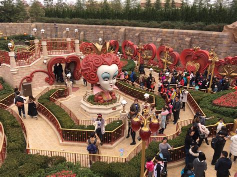 Shanghai Disneyland - Alice in Wonderland Maze