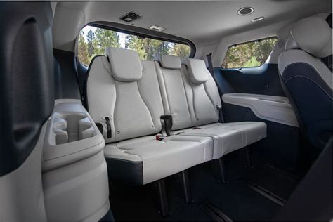 See Interior and Exterior Photos of the 2025 Kia Carnival Hybrid