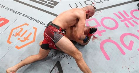 Jiri Prochazka chokes out Glover Teixeira in final seconds to become ...