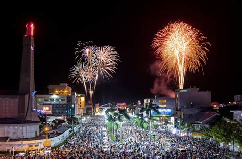 Yellow Fireworks · Free Stock Photo